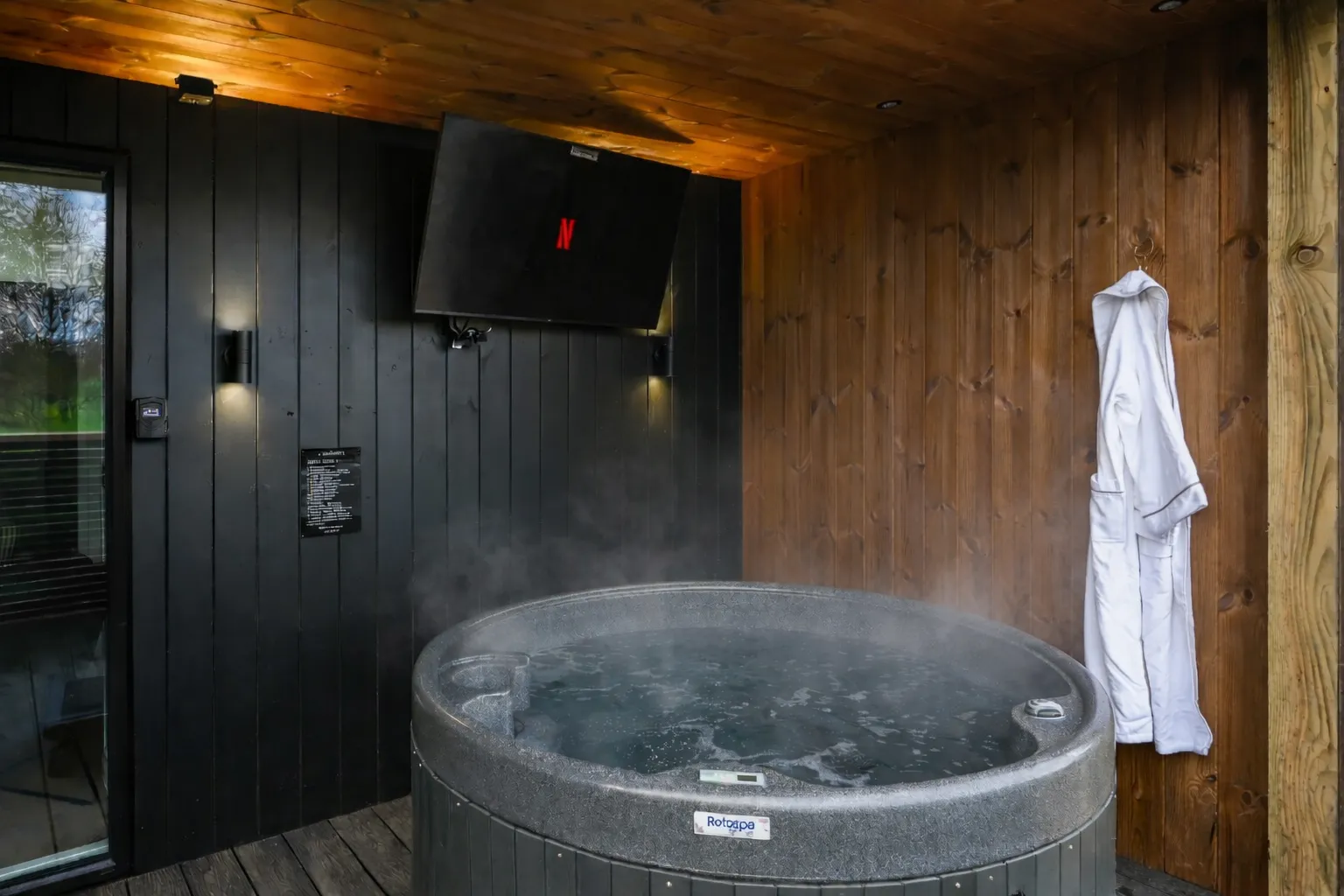 Staining Lodge Golf Course Outdoor Jacuzzi Bath