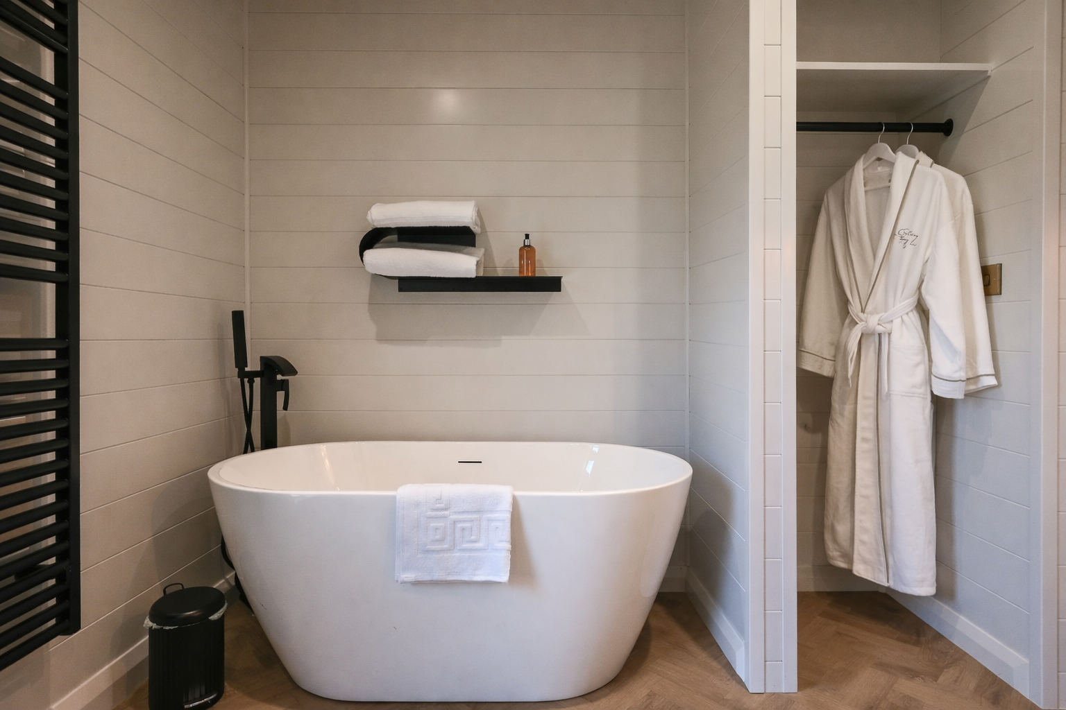 Staining Lodge Golf Course Bathroom, bath robes and bath tub